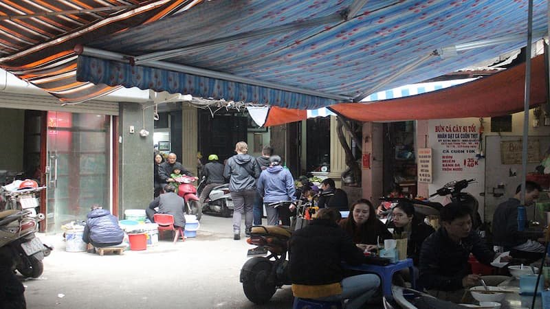 The Sam Cay Si noodle shop is located in front of house number 5, Trung Yen alley, Hoan Kiem, Hanoi LE NHAN