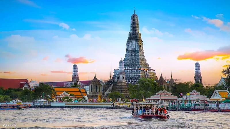 Wat Pho and Wat Arun offer an authentic and spiritual Thai Songkran