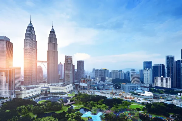 Collage of Malaysia highlights for a 10-day Malaysia itinerary including Kuala Lumpur, Malacca, Cameron Highlands, Penang, and Langkaw