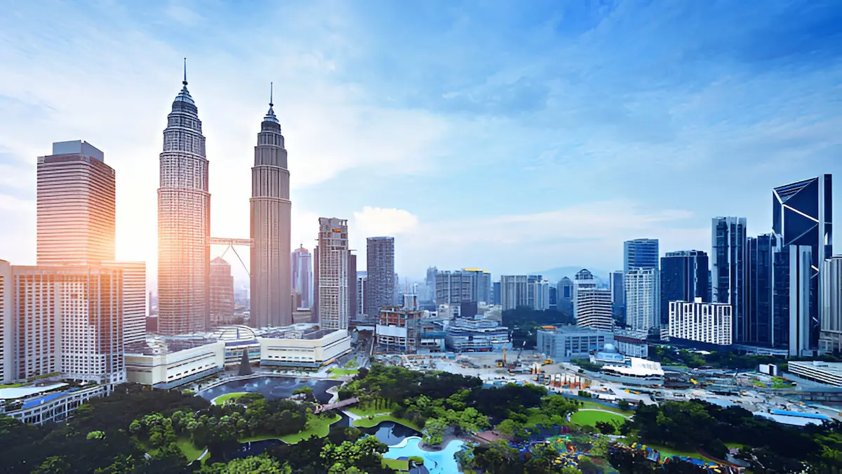 Collage of Malaysia highlights for a 10-day Malaysia itinerary including Kuala Lumpur, Malacca, Cameron Highlands, Penang, and Langkaw